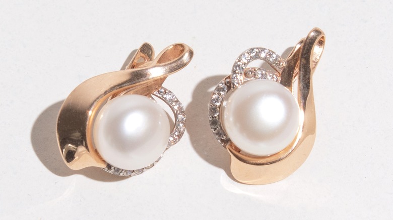 Pearl earrings in gold setting