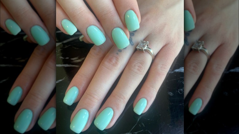 mint green manicure 