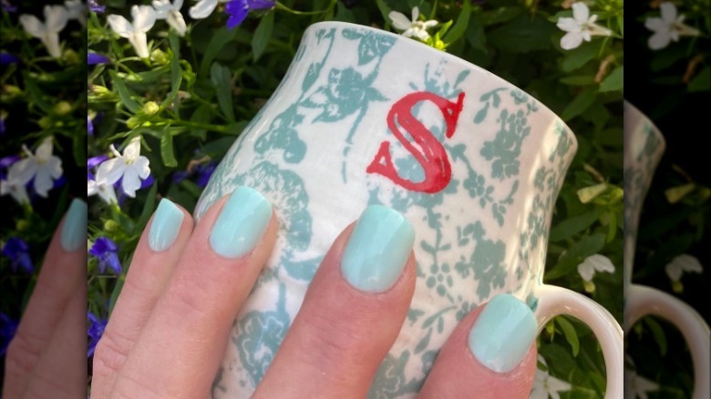 pastel green manicure