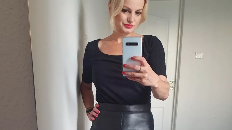 Black outfit mirror selfie