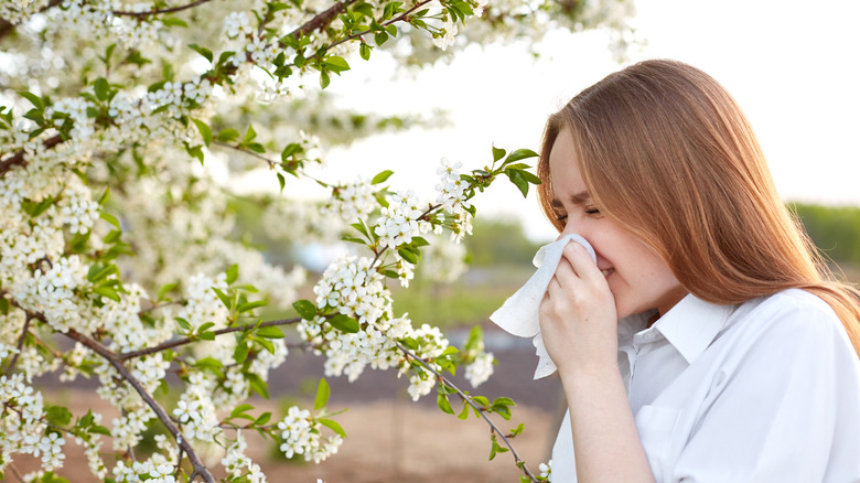 girl sick with pollen allergy