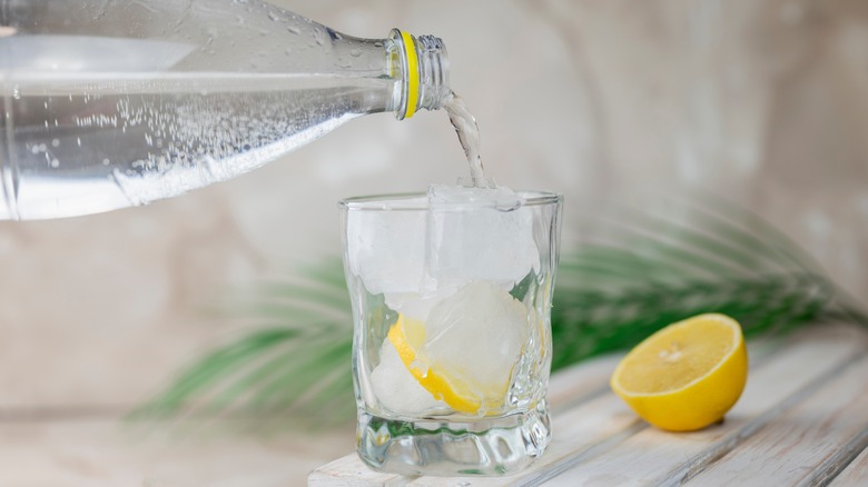 water with ice lemon