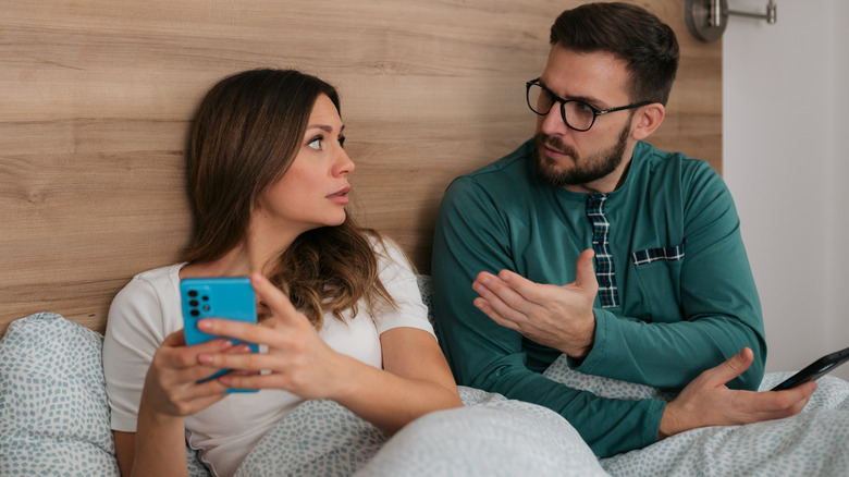 couple fighting over phone