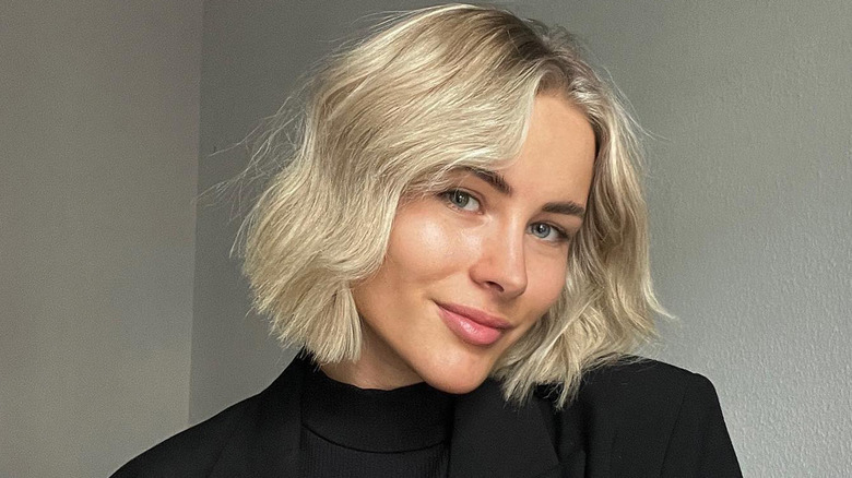 Wavy blond bob