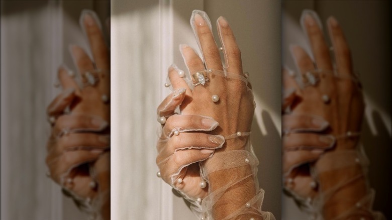 Lace gloves with pearls