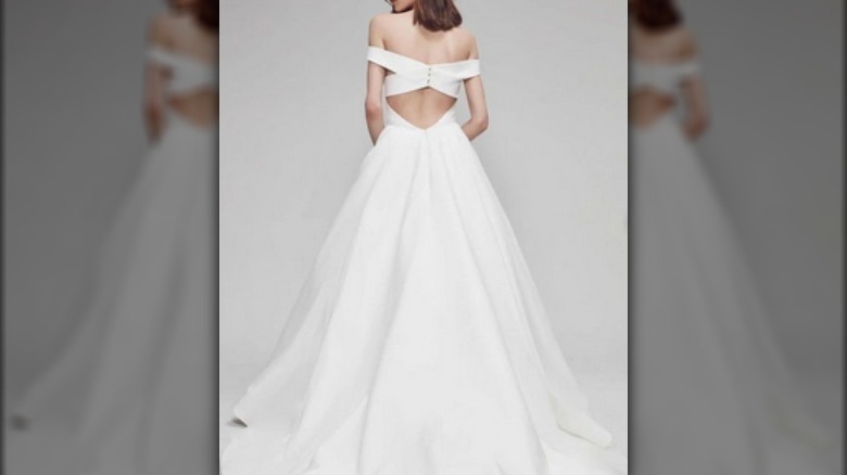 Off-the-shoulder wedding dress 