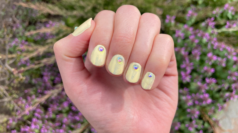 Butter-yellow chrome nails with rhinestones