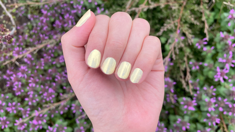 Butter-yellow chrome gel nails