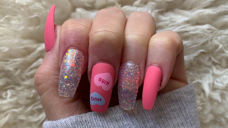 Kiss' Candy Hearts press-on nails