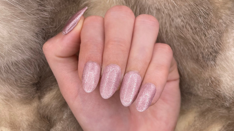 Natural velvet nails in rose gold