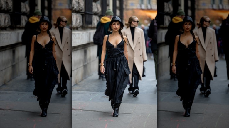 woman wearing black dress 