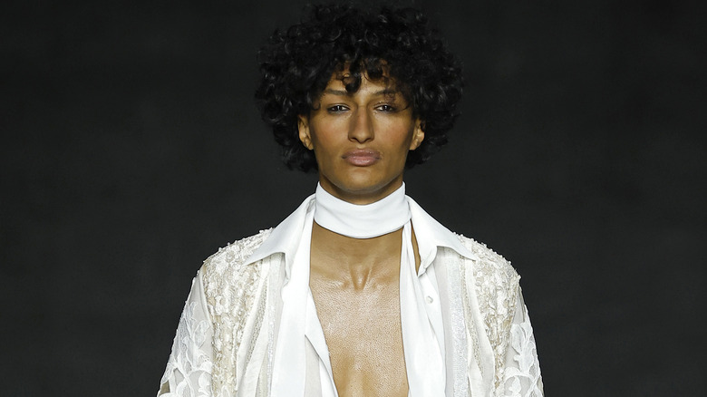 Model with curly hair and contoured skin