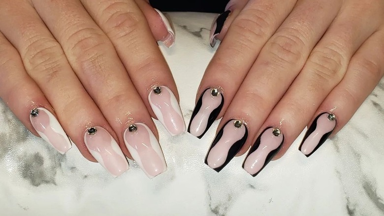 person with contrasting hourglass nails