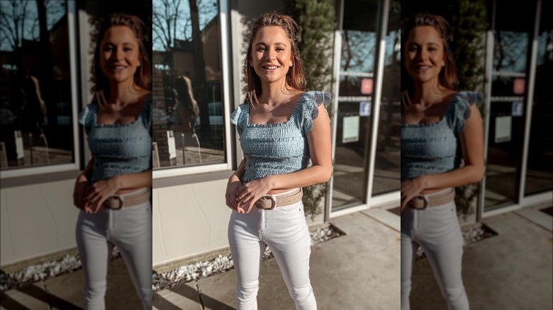 woman wearing white jeans