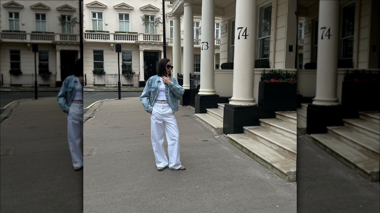 woman wearing white jeans