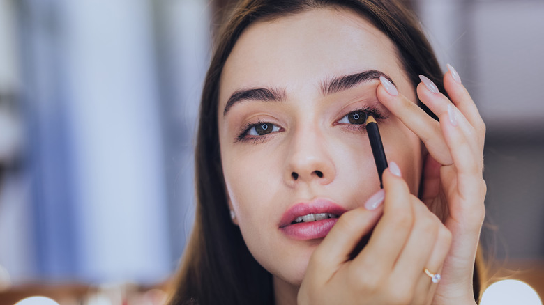 person tightlining top lash line