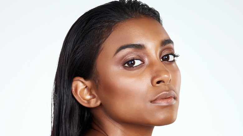 model with dewy skin