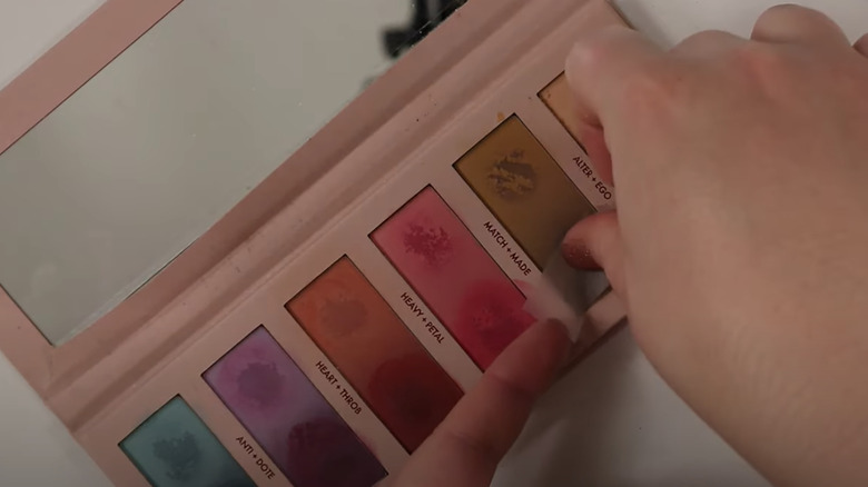 Eyeshadow palette with hardpan