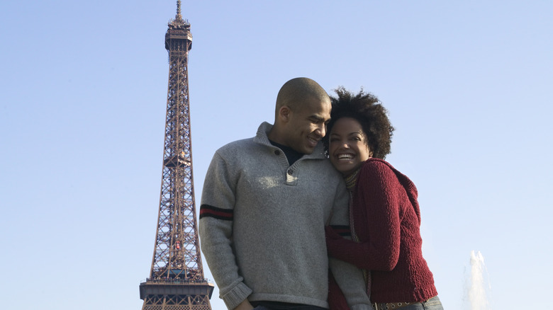 couple posing with eiffel tower