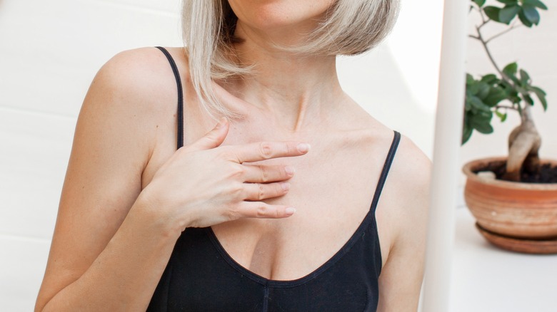 What It May Mean If Your Breasts Are Itchy (& Why You Most Likely Don't  Need To Worry)