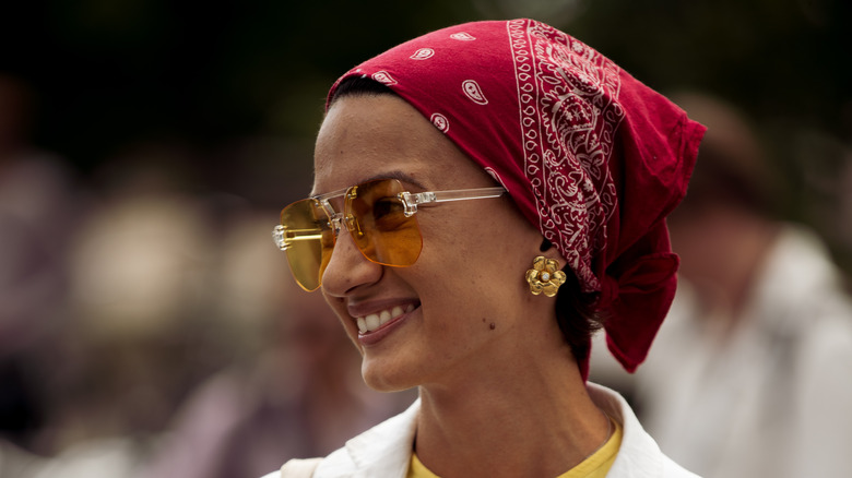 woman wearing hair clips