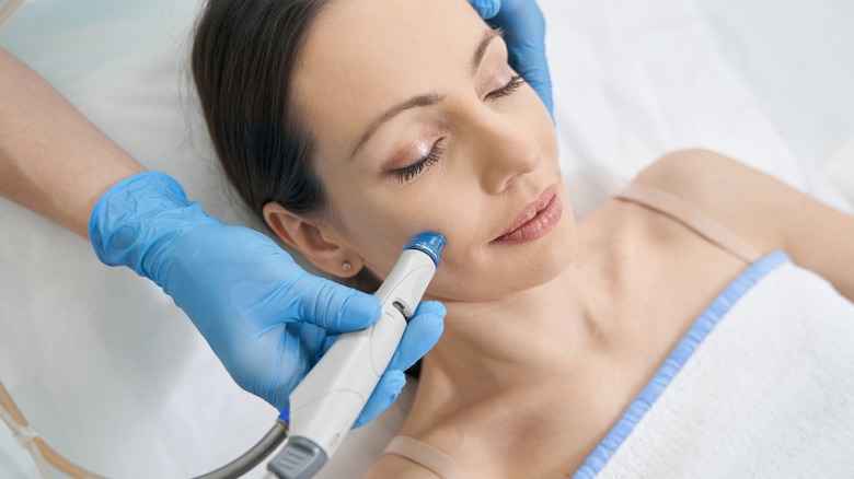 Woman receives hydrafacial at skincare clinic