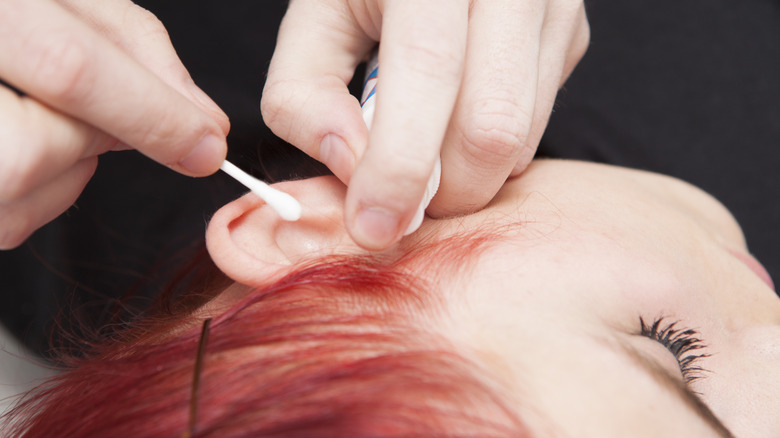 piercer cleaning ear