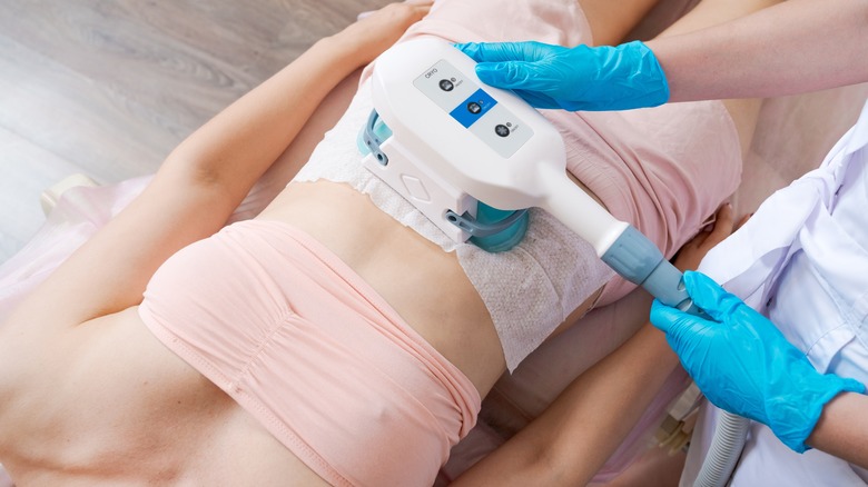doctor giving a coolsculpting treatment 