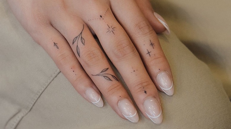  fine line tattoo on finger