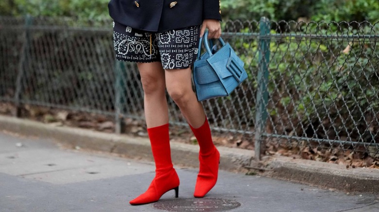 Are white boots in style 2023? Check out how to wear them and find many  outfit inspirations!