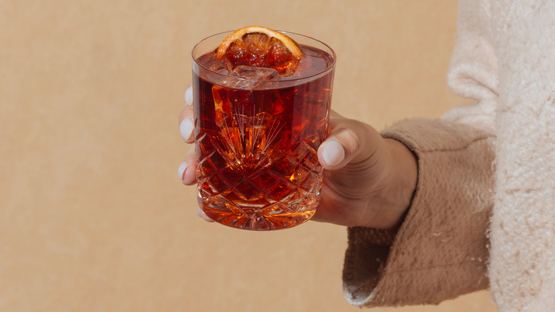 hand holding a negroni