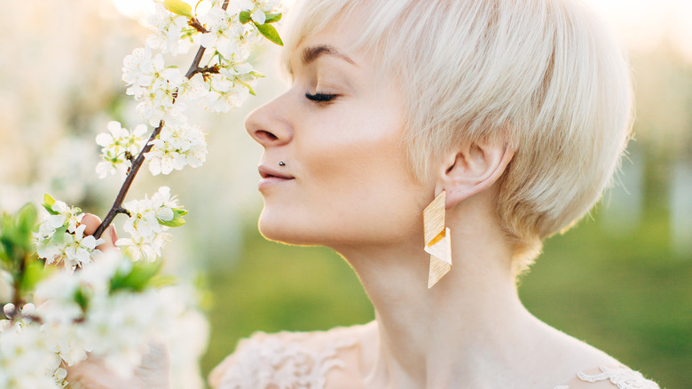 Bride with blond pixie cut hairstyle