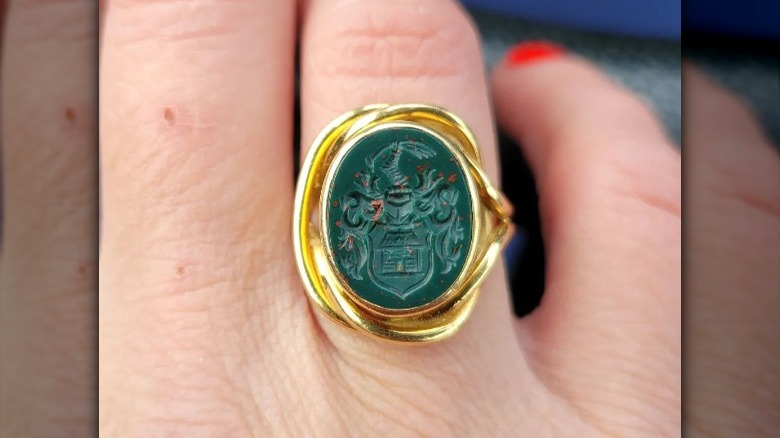 signet ring with a crest