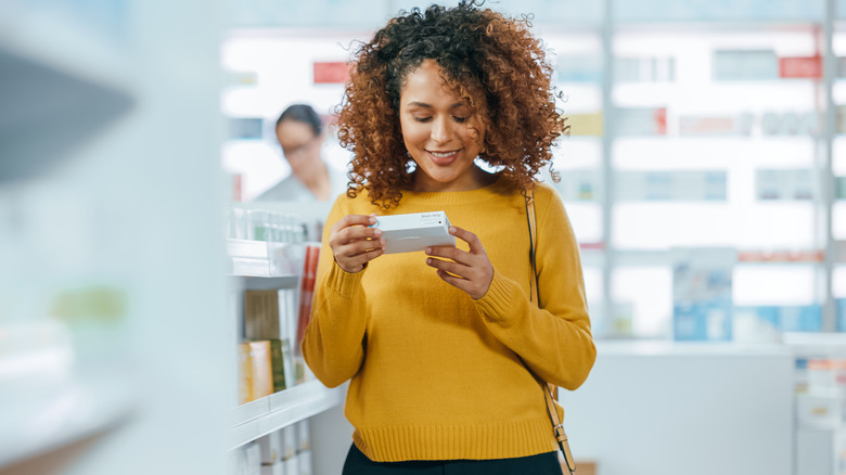 woman shopping for vitamin supplements