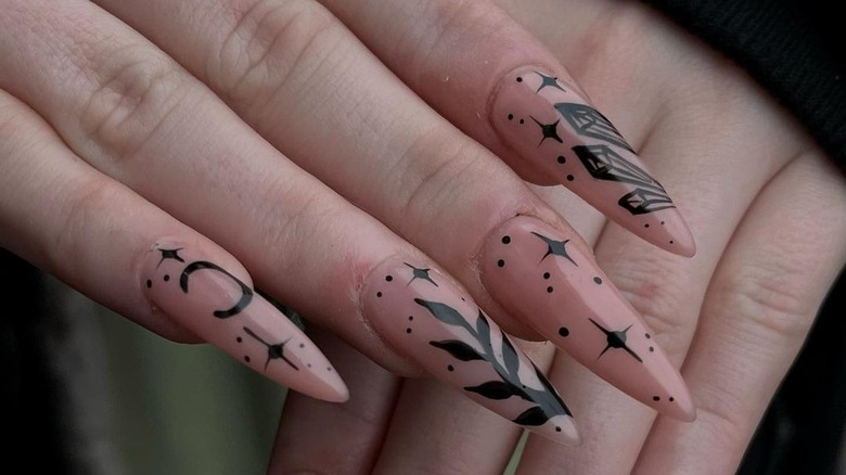 Halloween nail art manicure 