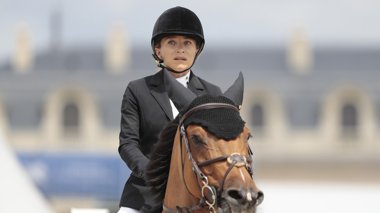 Mary-Kate Olsen riding horse