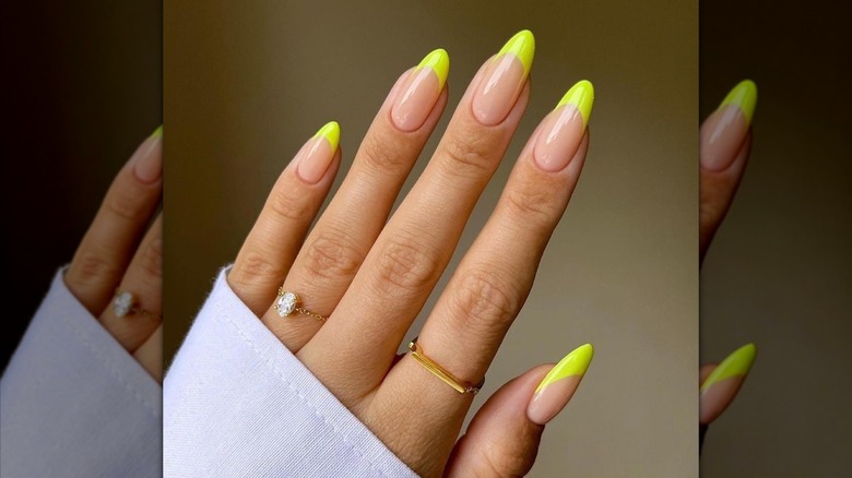 Bright-yellow nail tips 