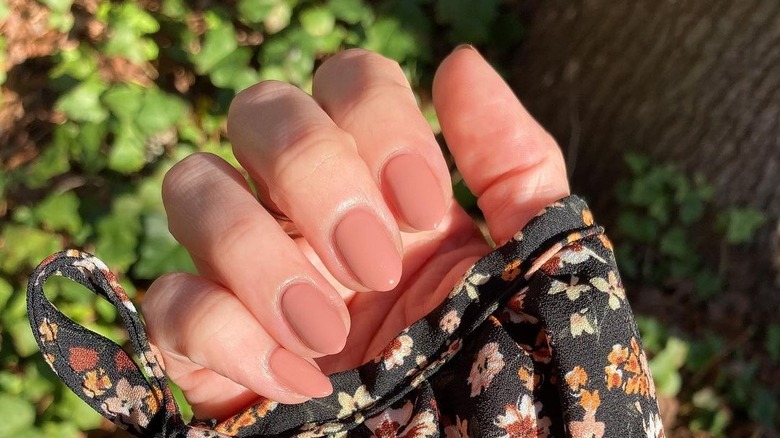 peach fingernails outside