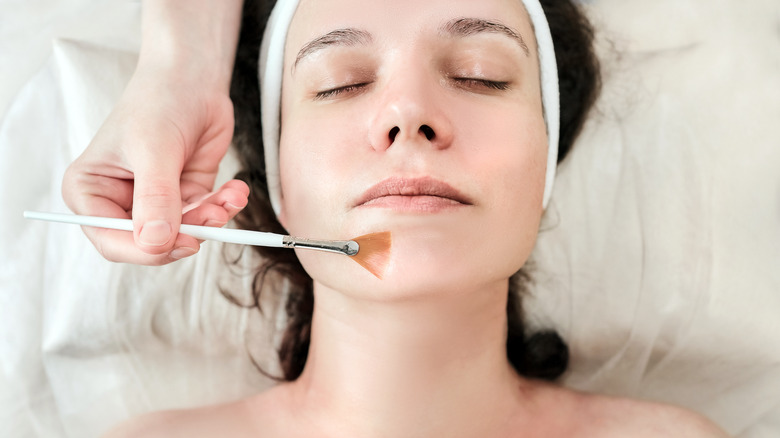 woman using fan brush