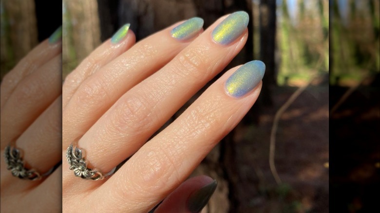 Outdoorsy champagne nails