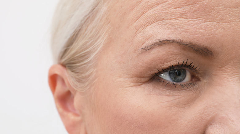 Woman with thin eyebrows