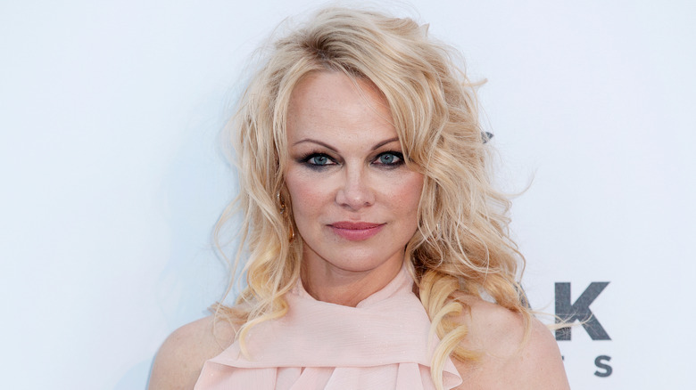 Pamela Anderson with thin eyebrows