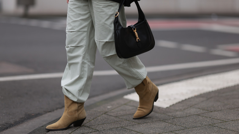 Your Guide To Always Knowing What Color Shoes To Wear With An Outfit