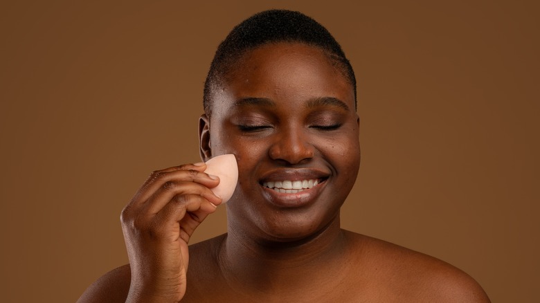 woman contouring with sponge
