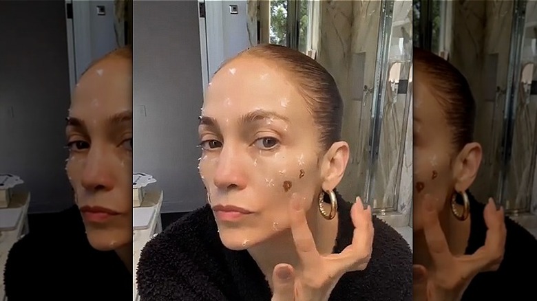 Jennifer Lopez applying contour
